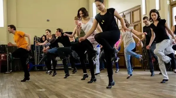 cours de claquettes pour débutant chez Taptime, groupe en train de danser